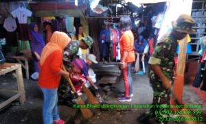 Anggota TNI Bolaang Bersihkan Pasar Inobonto