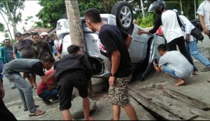 Mobil Agya Ini Terguling di Simpang Empat Molinow