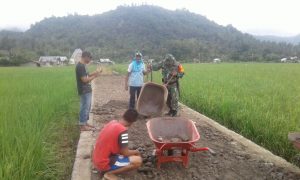 Anggota TNI Ini Bantu Warga Membuat Jalan Desa