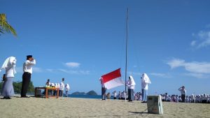 Peringati HUT RI, Ponpes Al-Luthfi Gelar Upacara di Pantai Maelang