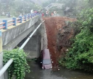 Pengemudi Mengantuk, Mobil ini Terjun ke Sungai