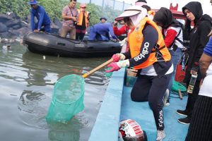 Istri Kapolri Ikut Angkat Sampah di Manado