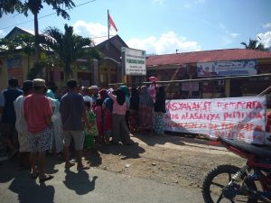 Protes Pergantian Kapus, Warga Segel Puskesmas Tanoyan