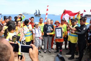 Rekor Dunia Selam Bergandengan Tangan Terpanjang Pecah di Manado