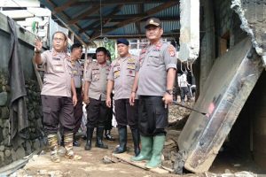 Pejabat Polda Tinjau Lokasi Bencana di Kampung Lebo