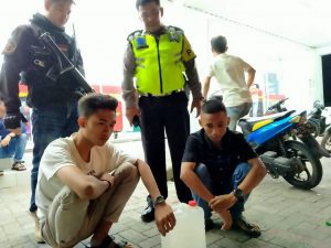 Polisi Amankan Dua Pria Sedang Miras