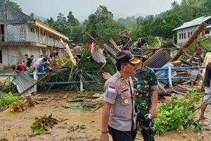 Polres Sangihe Bantu Korban Banjir Bandang di Kampung Lebo Manganitu