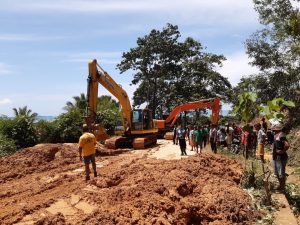 Dinas PUPR Bolmut Kerahkan Alat Berat Bersihkan Longsor Jalan Trans Sulawesi