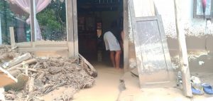 Warga Dominsil Mulai Bersihkan Material Akibat Banjir