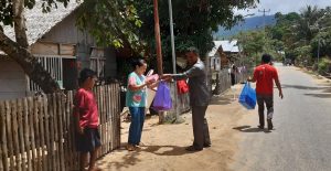 Camat Bolbar Bagi-bagi Makanan Dos Untuk Korban Banjir