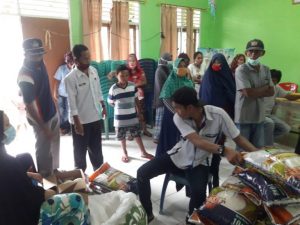 Mewakili Bupati, Kadis Kominfo Bagi Sembako di Kecamatan Nuangan