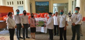 Bank SulutGo Cabang Boroko Serahkan 500 Paket Sembako ke Pemkab Bolmut