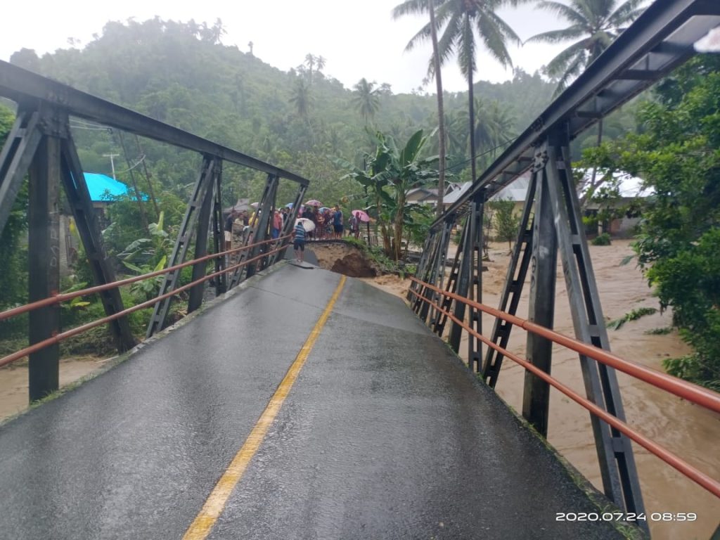 Akibat Banjir Bandang, Jembatan akses Bolsel Gorontalo Putus