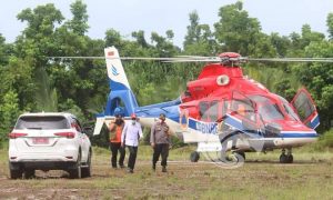 Bupati Bolsel dan Rombongan BNPB  Salurkan Bantuan Melalui Jalur Udara