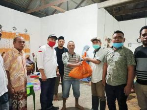 Bawaslu Bolsel Salurkan Bantuan Kepada Korban Banjir