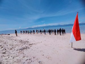 Merawat NKRI, PWI Bolmut dan 9 Komunitas Gelar Upacara di Pulau Terluar Sulut