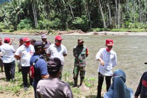 Bupati Iskandar Kamaru Tinjau lokasi Korban Hanyut di Desa Kombot Timur