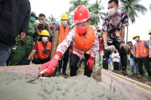 Peletakan Batu Pertama Program Kotaku Oleh Bupati Iskandar Kamaru