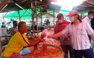 Pjs Bupati Bolsel Praseno Hadi Bagikan Masker di Pasar Tradisional Soguo