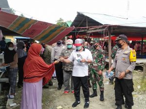 Pejabat ini Jalan Kaki Sapa Pedagang dan Mengimbau Patuhi 3 M