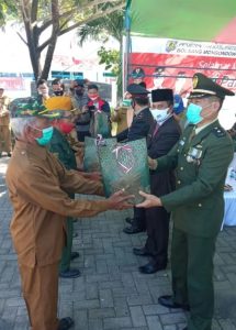 Dihari Pahlawan, Pemkab Bolmong Beri Cendera Mata Bagi Veteran