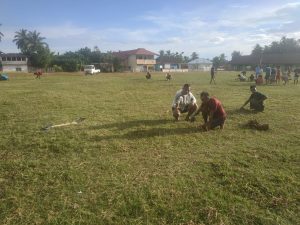 Pemuda Tangagah Gotong Royong Bersihkan Lapangan Sepak Bola