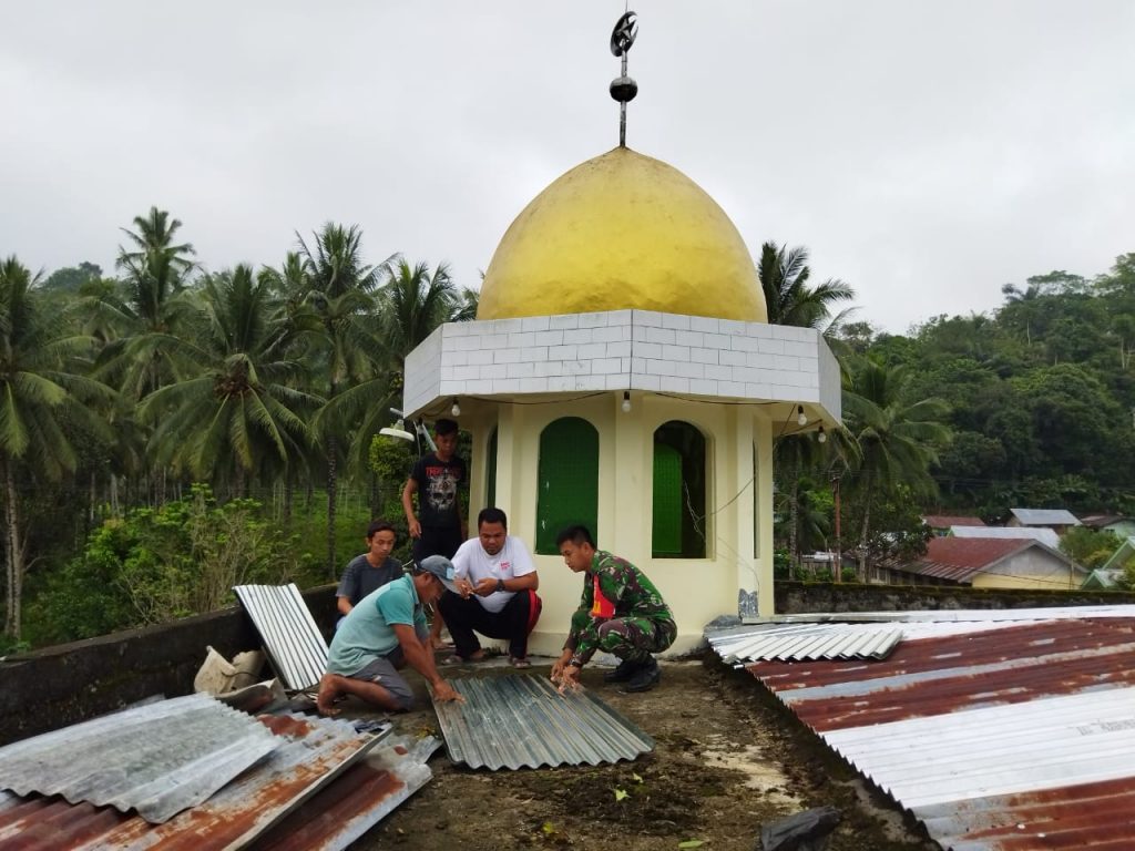 Jelang Ramadhan, Kopda Tri Putra Bantu Bersihkan Masjid
