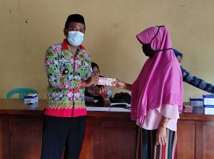 Fikriyanto Pamili Serahkan BLT Tahap I dan Masker Bagi Masyarakat Tanjung Buaya