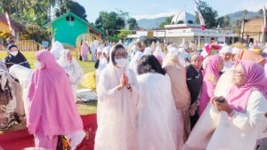 Bupati Yasti Sholat Idul Fitri Bersama Ratusan Masyarakat di Desa Bango Molunow