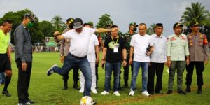 Di Open Tournament Kancil Mas Desa Ayong, Ir Limi Mokodompit Penendang Bola Pertama