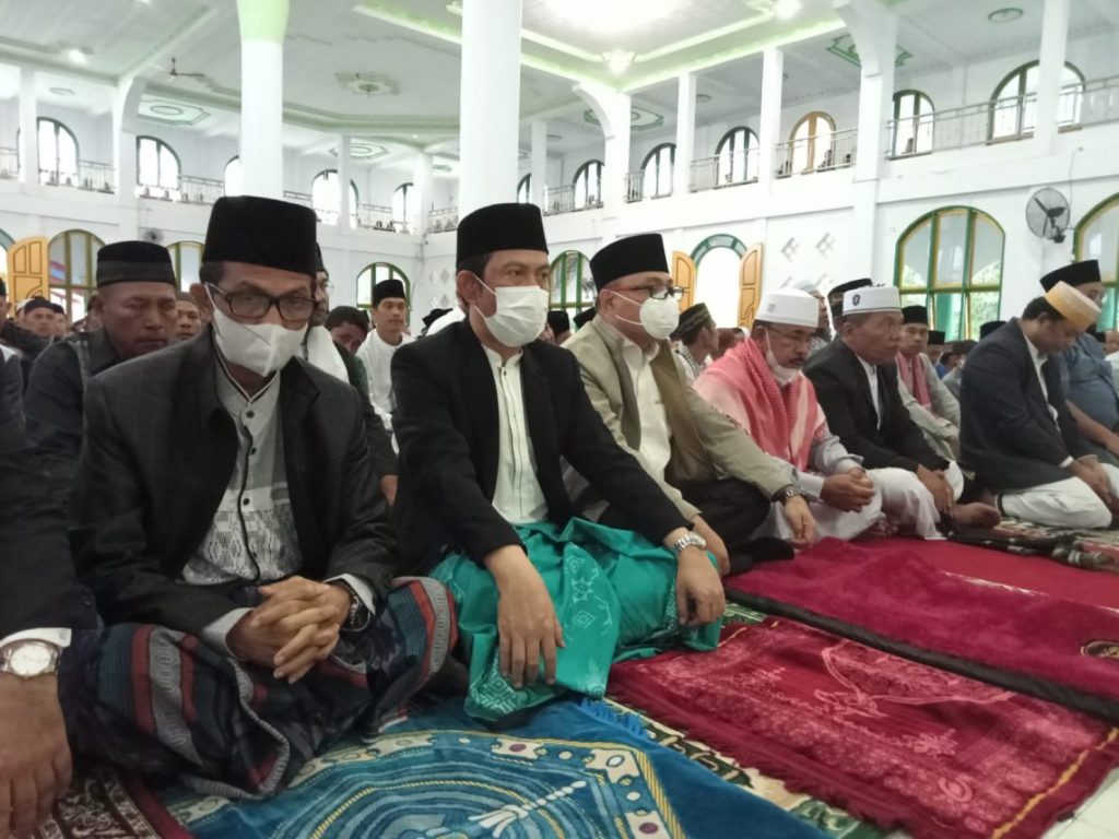 Pj Bupati Bolmong Sholat Idul Adha di Kampung Halaman