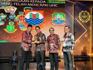 Pemkab Bolsel Terima UHC Award 2023