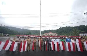 Pemkab Bolsel Bagikan 500 Bendera Merah Putih Kepada Masyarakat