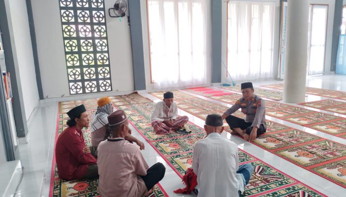 Kapolsek Modayag Silaturahmi Dengan Imam Masjid Desa Purworejo