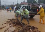 PT. JRBM Bantu Masyarakat Bersihkan Material Bekas Banjir