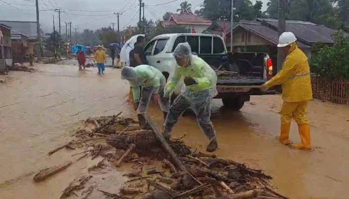 PT. JRBM Bantu Masyarakat Bersihkan Material Bekas Banjir