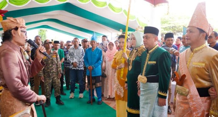 Bupati Yusra Alhabsyi Terima Gelar Adat