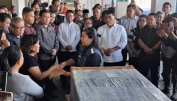 Tangis Haru di Bandara, Gubernur Yulius Sambut Pemulangan Jenazah Vinny dari Kamboja