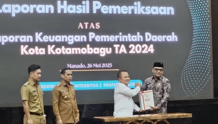 Ketua DPRD  Kotamobagu bersama Wali Kota Terima  LHP BPK