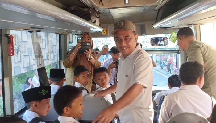 Naiki Bus Sekolah, Bupati Yusra Ikut Antar Para Siswa