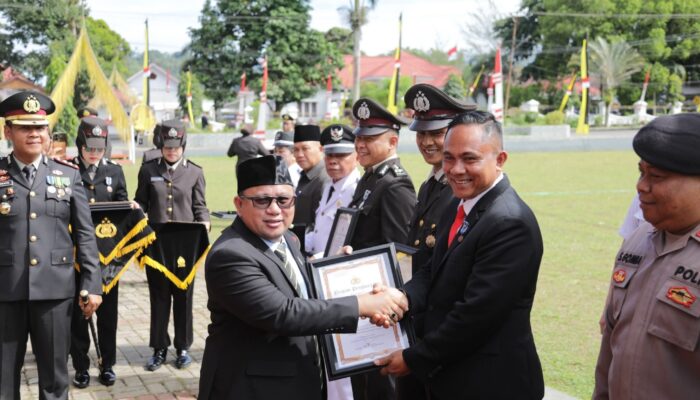 Wakil Ketua DPRD Serahkan Penghargaan Polisi Teladan di Polres Kotamobagu