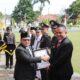 Wakil Ketua DPRD Serahkan Penghargaan Polisi Teladan di Polres Kotamobagu