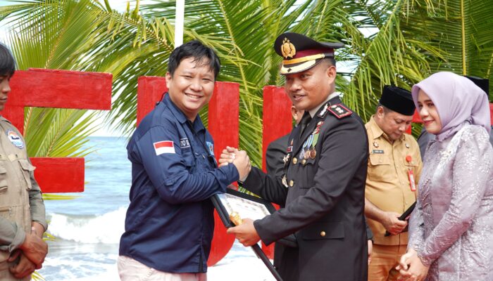 Ketua PWI Bolsel,Viko Karinda Terima Penghargaan Dari Polres Bolsel Di HUT Bhayangkara ke-79