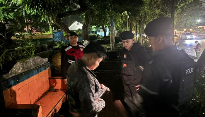 Tim Patroli Pantera Polres Kotamobagu Sisir Lokasi Rawan Miras dan Penyalahgunaan Lem di Taman Kota