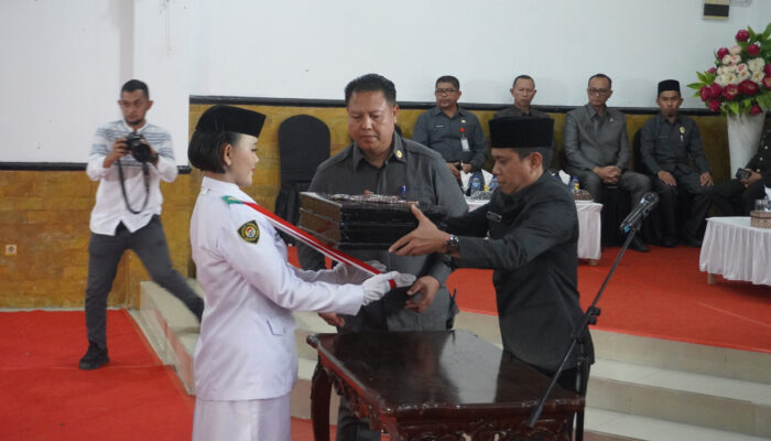 Wali Kota dr. Weny Gaib Pimpin Upacara Pemindahan dan Persemayaman Duplikat Bendera Merah Putih