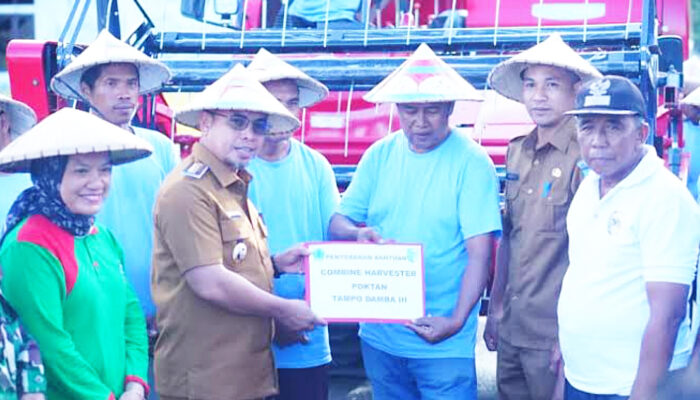 Dukungan Nyata Pemerintah Boltara Terhadap Petani, Bupati Sirajudin Lasena Serahkan Bantuan Mesin Combine Harvester
