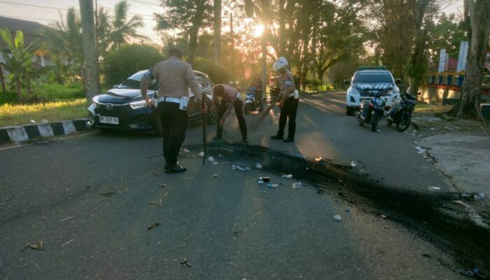 Pasca Demo, Satlantas Polres Kotamobagu Bersihkan Sisa Bakaran Ban Bekas
