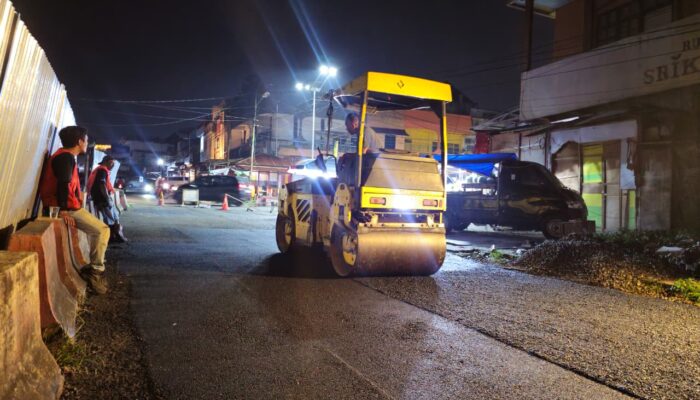 Jalan Rusak di Eks Pasar Serasi Mulai Diaspal