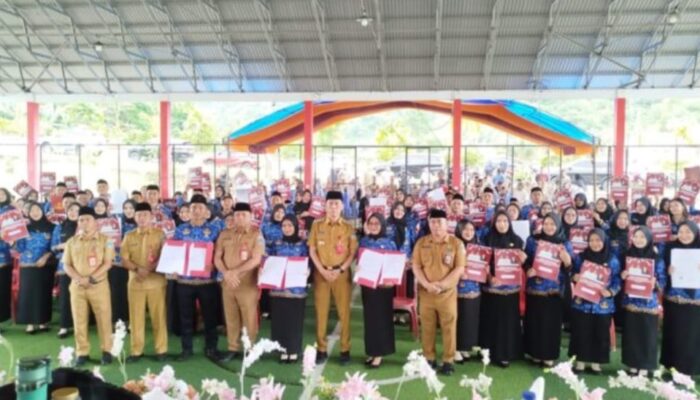 Bupati Iskandar Serahkan 74 SK PPPK Tahap II Kepada ASN Baru
