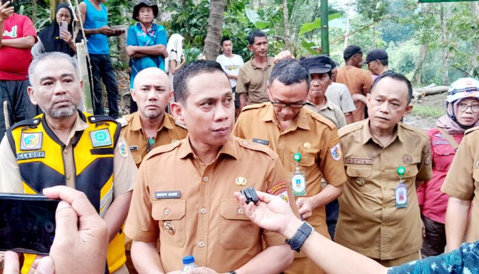Wali Kota dr. Wenny Gaib Tinjau Langsung Kondisi Jembatan Gantung Monsi yang Ambruk
